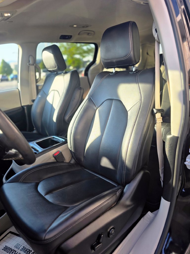 Used 2024 Chrysler Pacifica Touring-L FWD image 20