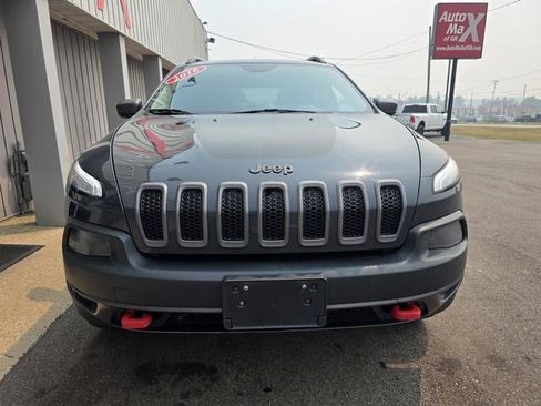 Used 2016 Jeep Cherokee Trailhawk w/ Comfort & Convenience Group AWD/4WD image 3