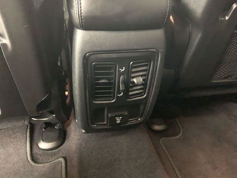 Used 2018 Jeep Grand Cherokee Altitude AWD/4WD image 11