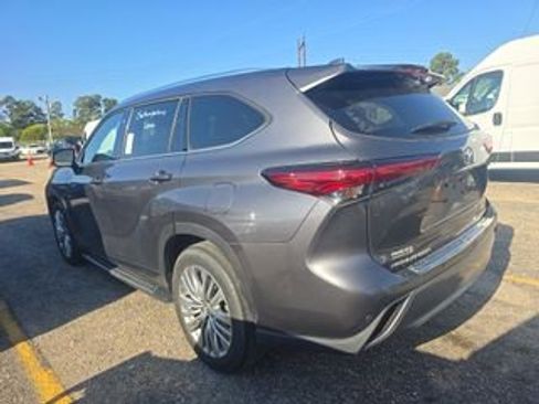 Used 2023 Toyota Highlander Platinum FWD image 5