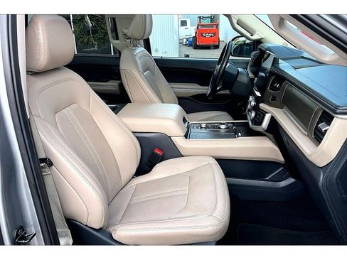 Used 2024 Ford Expedition Limited image 8
