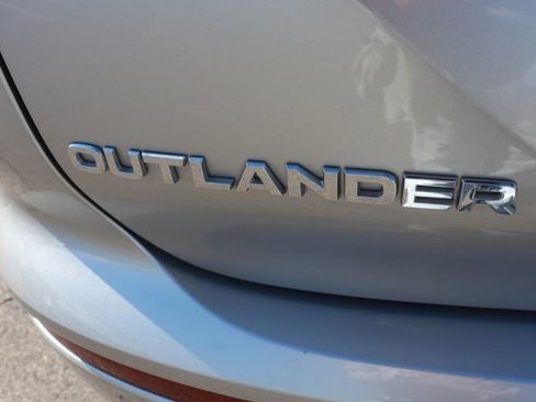 Used 2024 Mitsubishi Outlander SE image 6