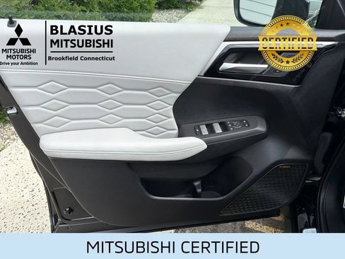 Used 2025 Mitsubishi Outlander AWD image 14