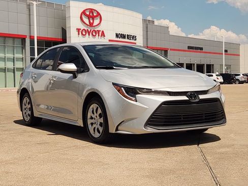 Used 2024 Toyota Corolla LE FWD image 2