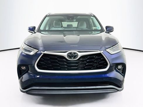 Used 2021 Toyota Highlander XLE AWD/4WD image 2
