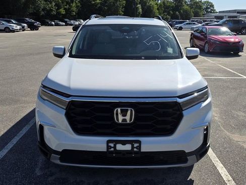Used 2025 Honda Pilot Touring image 2