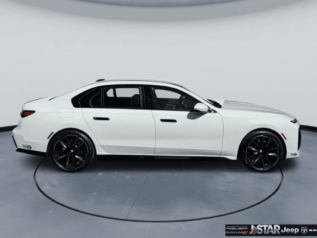 Used 2025 BMW i7 xDrive60 w/ Premium Package AWD/4WD image 4