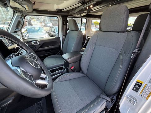 Used 2025 Jeep Wrangler Unlimited Sahara AWD/4WD image 36