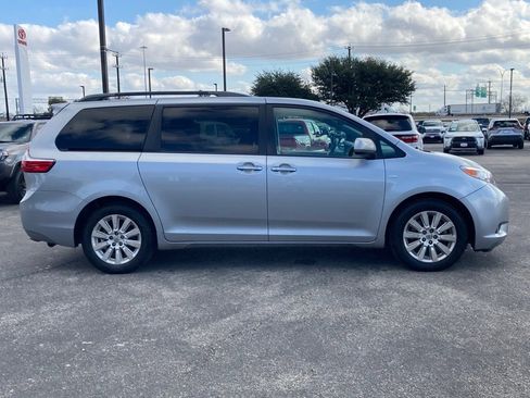 Used 2016 Toyota Sienna XLE image 4