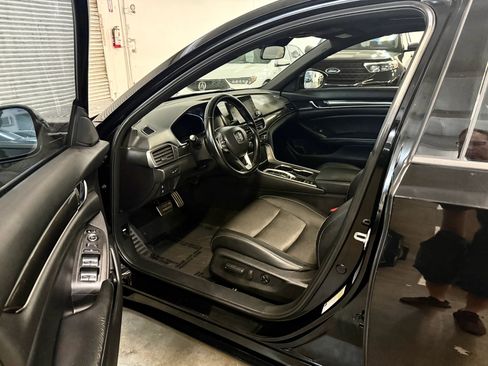 Used 2018 Honda Accord Sport image 9