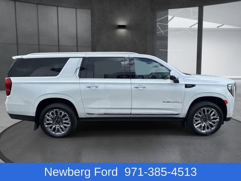 Used 2024 GMC Yukon XL Denali Ultimate AWD/4WD image 4