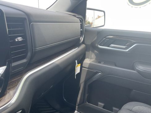 Used 2025 GMC Sierra 1500 SLE w/ Preferred Package image 30