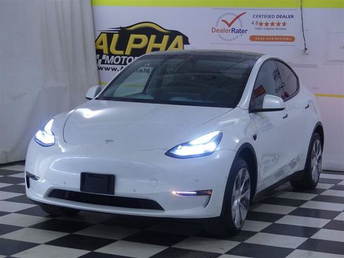 Used 2023 Tesla Model Y AWD image 3