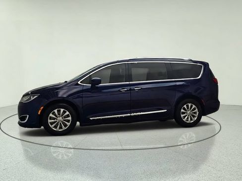 Used 2018 Chrysler Pacifica Touring-L Plus FWD image 3