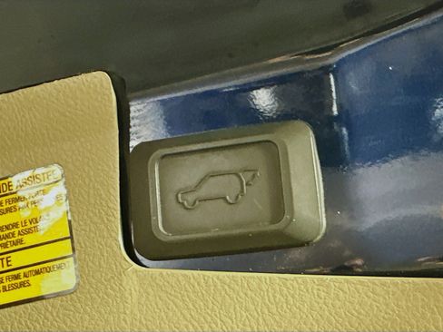 Used 2012 Toyota Highlander SE w/ Tow Pkg image 28