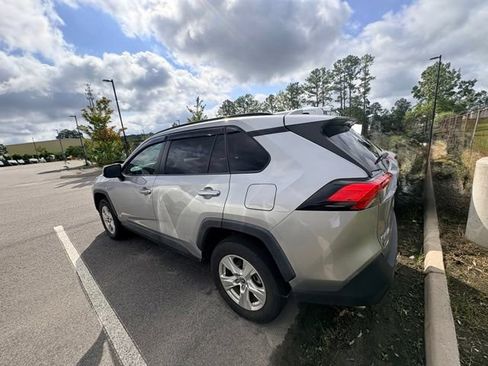 Used 2021 Toyota RAV4 XLE w/ Convenience Package FWD image 3