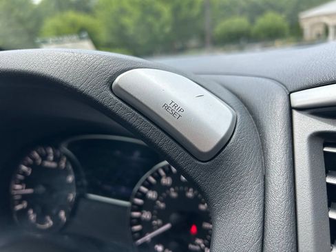 Used 2020 Nissan Pathfinder S FWD image 22