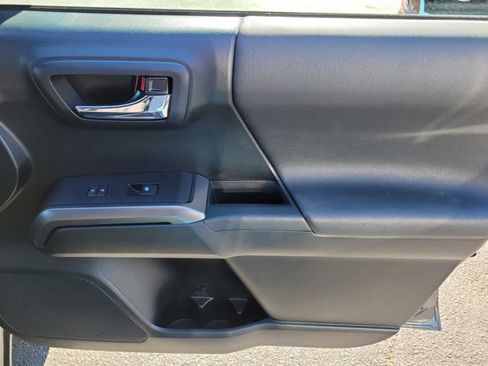 Used 2017 Toyota Tacoma TRD Sport image 8