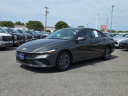 Certified 2024 Hyundai Elantra SEL FWD image 3
