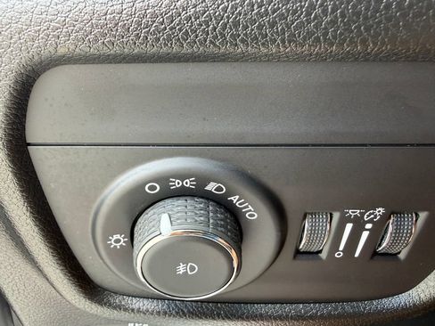Used 2023 Jeep Grand Cherokee Limited w/ Luxury Tech Group II RWD image 19