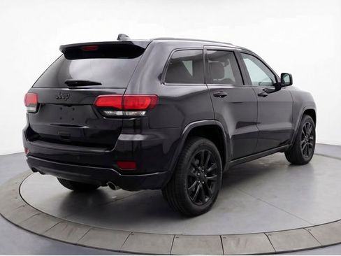 Used 2017 Jeep Grand Cherokee Altitude image 4
