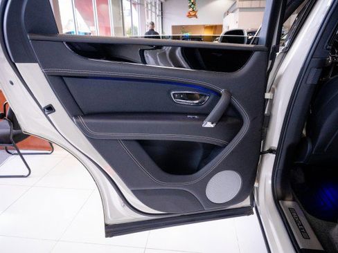 Used 2018 Bentley Bentayga image 21