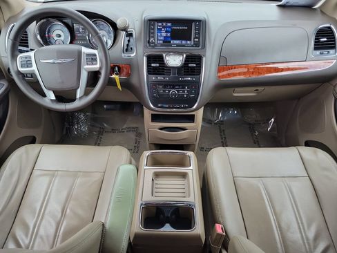 Used 2014 Chrysler Town & Country Touring FWD image 12