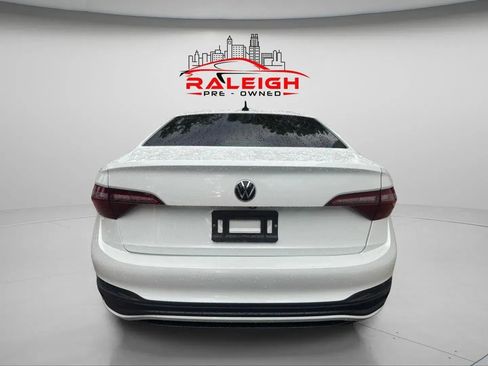 Used 2022 Volkswagen Jetta SE image 3