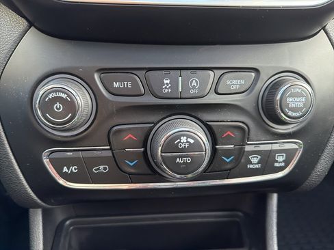 Used 2019 Jeep Cherokee Limited image 14