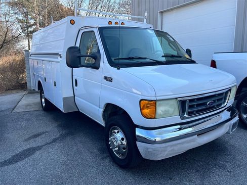 Used 2004 Ford E-350 and Econoline 350 Super Duty image 2