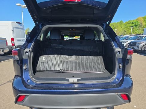 Used 2021 Toyota Highlander XLE AWD/4WD image 16
