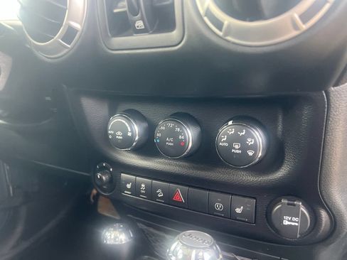 Used 2016 Jeep Wrangler Unlimited Sahara w/ Connectivity Group AWD/4WD image 13