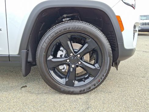 New 2025 Jeep Grand Cherokee Altitude image 5