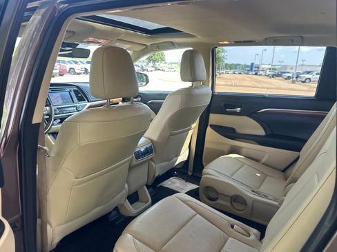 Used 2018 Toyota Highlander Limited FWD image 15