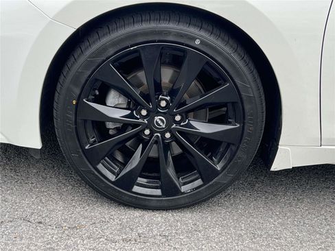 Certified 2023 Nissan Maxima SR w/ Sport Mat Group image 9