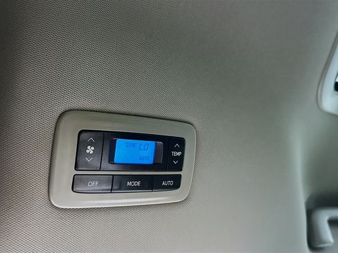 Used 2017 Toyota Sienna XLE image 25