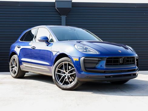 Certified 2025 Porsche Macan image 9
