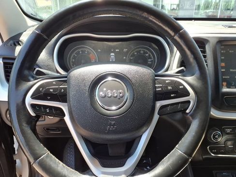 Used 2018 Jeep Cherokee Limited w/ Luxury Group AWD/4WD image 8