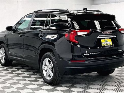 Used 2023 GMC Terrain SLE w/ Driver Convenience Package AWD/4WD image 2