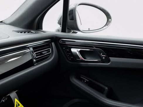 Certified 2025 Porsche Macan Turbo image 23