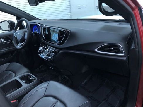 Used 2025 Chrysler Pacifica Select image 25