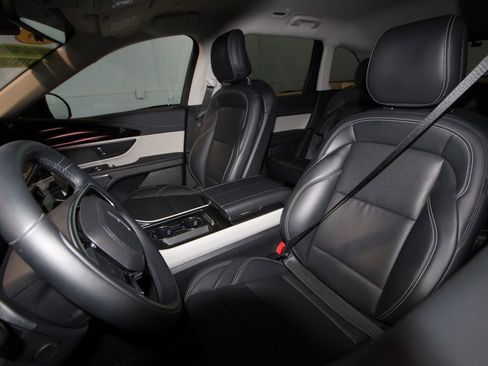 Used 2024 Lincoln Nautilus Premier AWD/4WD image 4
