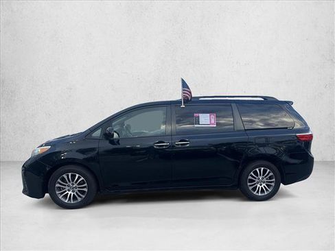 Used 2020 Toyota Sienna XLE w/ XLE Navigation Package image 8
