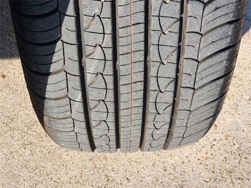 Used 2025 Hyundai Venue Limited image 11