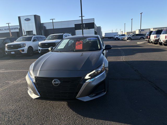 Used 2025 Nissan Altima 2.5 SV FWD image 2