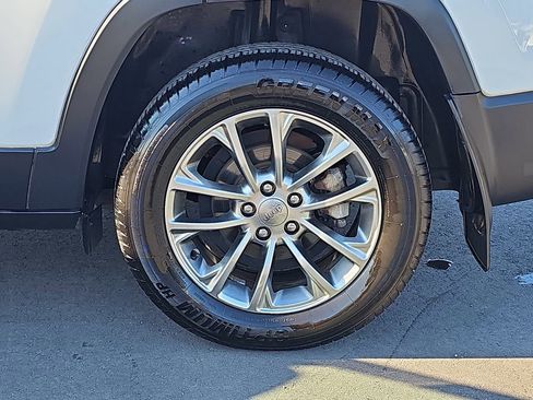 Used 2019 Jeep Cherokee Latitude Plus w/ Comfort/Convenience Group image 36