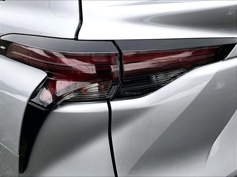 Used 2025 Toyota Sienna LE image 35