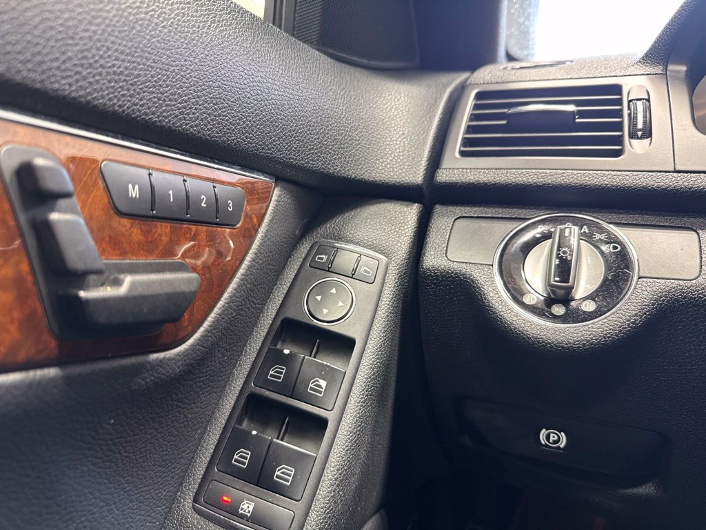 Used 2009 Mercedes-Benz C 300 Sedan image 10