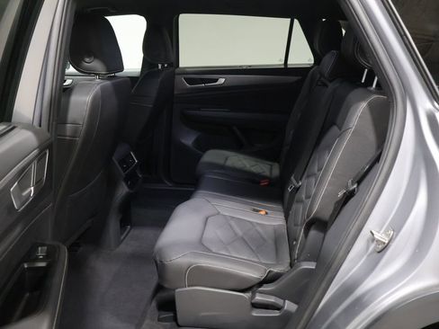 Used 2025 Volkswagen Atlas Cross Sport SE image 18