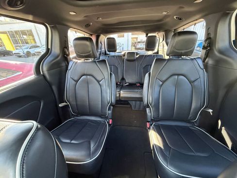 Used 2025 Chrysler Pacifica Limited image 40
